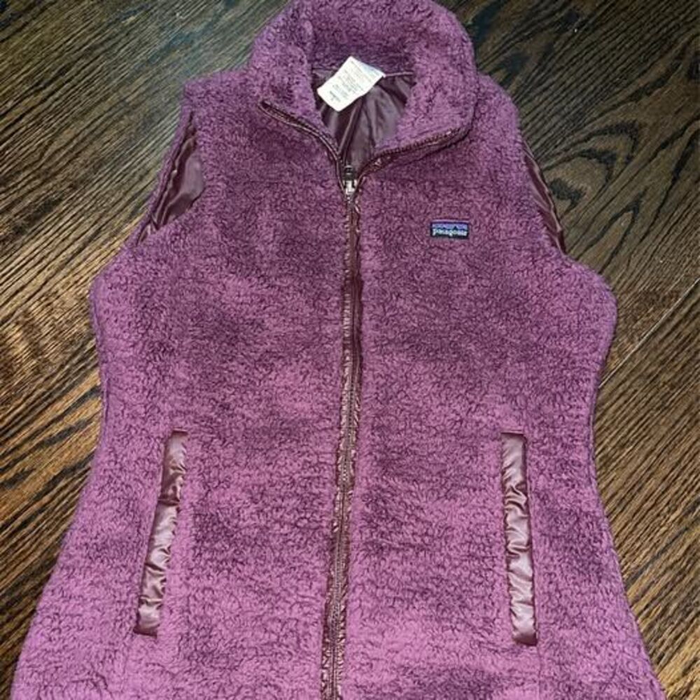 Small Women’s Patagonia REVERSIBLE vest Fuzzy Plum Sleek